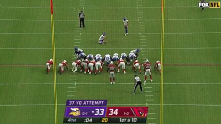 Vikings kicker lines up for game-deciding field goal