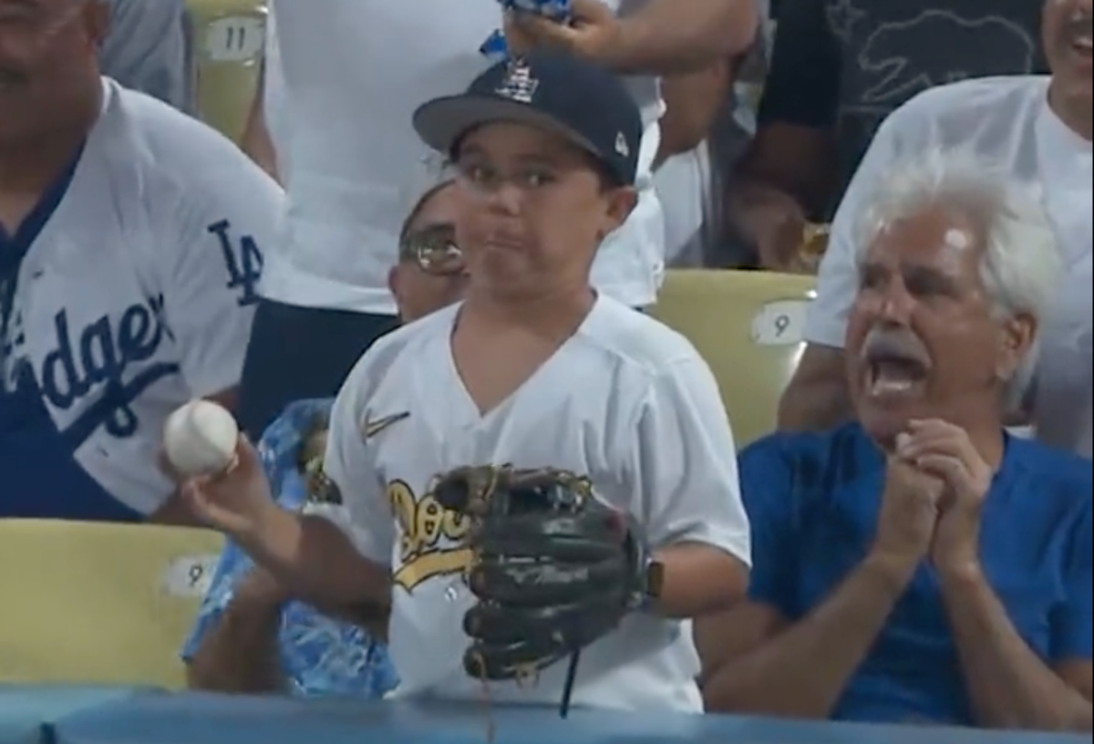 Dodgers fan catches ball in play